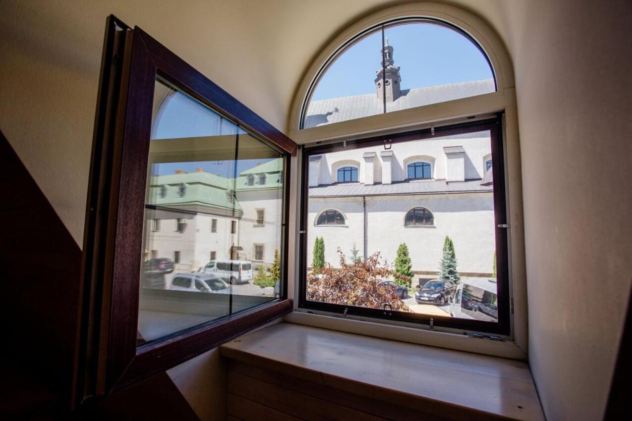 Guest House "Arkhistratyg" Lviv Buitenkant foto